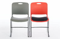 Mit dem optionalen Stuhlverbinder können die Stühle in feste Reihen gestellt werden