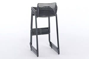 Als Stapelstuhl kann der Phoenix-Barhocker einfach für weitere Einsätze bereit gehalten werden