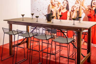 Die sehr robusten Phoenix Barhocker wirken sehr leicht und sind somit optimal für Indoor Events und Veranstaltungen mit anspruchsvollen Gästen