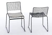 Sitzfläche und Rückenlehne sind aus dünnen Stahlrohren gefertigt