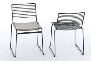 Sitzfläche und Rückenlehne sind aus dünnen Stahlrohren gefertigt