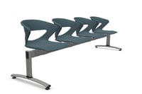 Die 4er Traversensitzbank mit meerblauen Sitzschalen