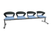 Unsere 4er Traversenbank Pisa mit sitzgepolsterten Kunststoffsitzschalen