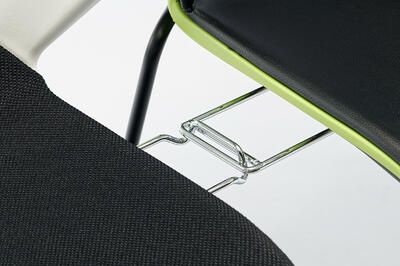 Bei Bedarf können die Stuhlverbinder ausgezogen und schnell eingehakt werden