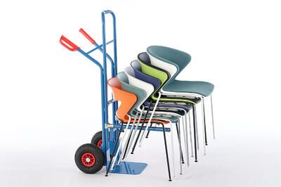 Unsere Pisa Stapelstühle können gestapelt mit der Stuhlkarre transportiert werden