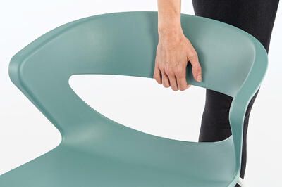 Unsere Stühle aus der Modellserie Pisa haben ein praktisches Griffloch