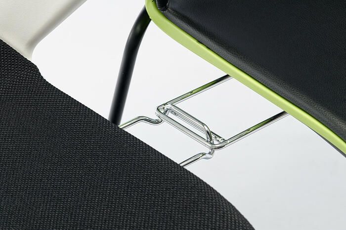 Bei Bedarf können die Stuhlverbinder ausgezogen und schnell eingehakt werden