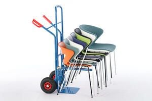 Mit der Stuhlkarre ist ein einfacher Stuhltransport möglich Mit der Stuhlkarre ist ein einfacher Stuhltransport möglich