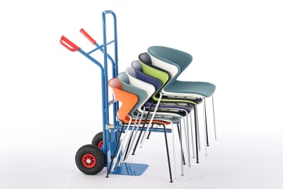 Mit der Stuhlkarre ist ein einfacher Stuhltransport möglich