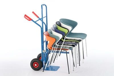 Mit der Stuhlkarre ist ein einfacher Stuhltransport möglich