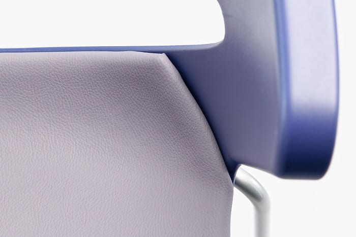 Die Sitzfläche ist hinten hoch gepolstert