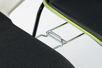 Mit den Stuhlverbindern können die Stühle schnell ineinander gehakt werden