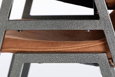 Der Stapelstuhl ist mit einem Schutz der Polster beim Stapeln konstruiert