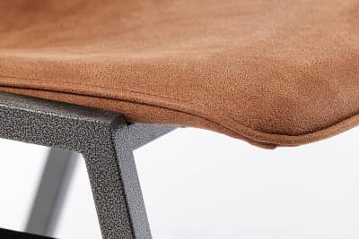 Hammerschlagoptik und naturnahes Kunstlederdesign bilden eine schöne Harmonie