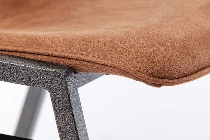 Hammerschlagoptik und naturnahes Kunstlederdesign bilden eine schöne Harmonie