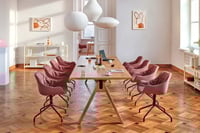 Moderne bequem gepolsterte Schalenstühle mit Drehgestell