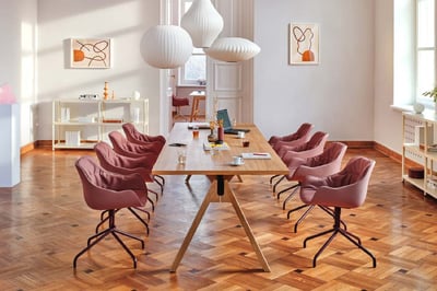 Moderne bequem gepolsterte Schalenstühle mit Drehgestell