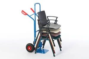 Mit unserer Stuhlkarre können die Stuhlstapel schnell und einfach transportiert werden