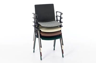 Pflegeleichte Kunststoffstühle mit Armlehnen