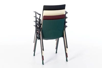 Pflegeleichte Kunststoffstühle mit Armlehnen