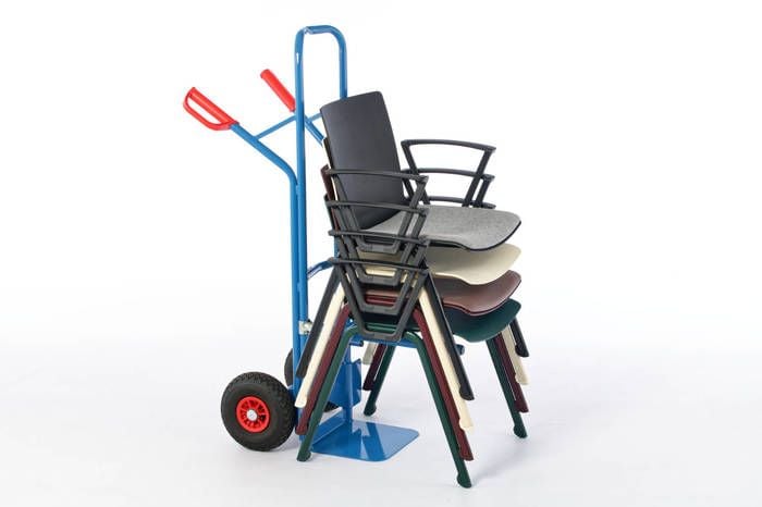 Mit unserer Stuhlkarre können die Stuhlstapel schnell und einfach transportiert werden