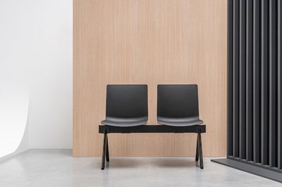 Die Wartebänke können in verschiedenen Varianten passend für ihre Wartebereiche gestaltet werden