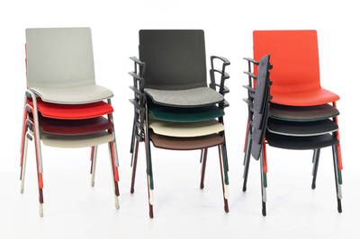 Die Stühle der Modellfamilie können kombiniert werden