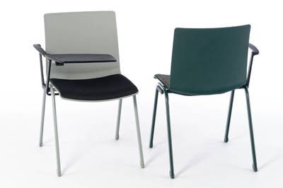 Gepolsterte Konferenzstühle mit Schreibtablar