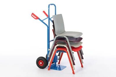 Eine schneller und einfacher Stuhltransport mit der optional erhaltlichen Stuhlkarre