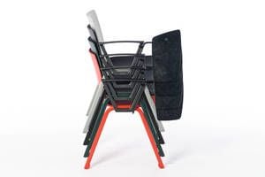 Die Stuhlstapel sind stabil und hoch