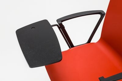 Das Schreibtablar bietet Platz für Notizen oder dient als kleine Ablagefläche