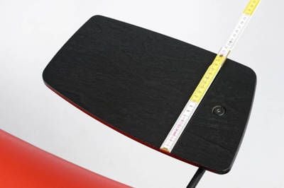 Das Schreibtablar dient als kleine Ablagefläche