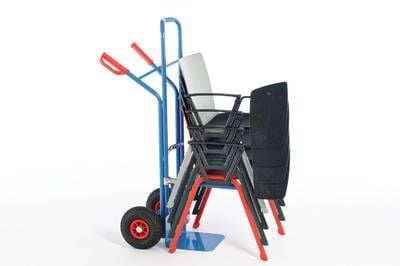 Die Collegestühle können mit der Stuhlkarre transportiert werden