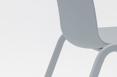 Die gebogene Rückenlehne sorgt für einen bequemes Sitzen