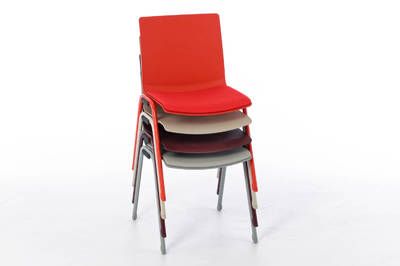 Die Stühle der Rhodos Modellfamilie können gestapelt werden
