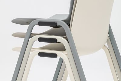 Durch den Stapelschutz entstehen feste hohe Stuhlstapel