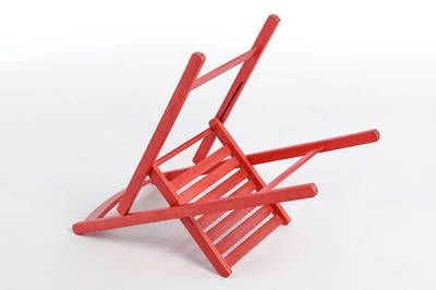 Eine feste Rührung der Sitzfläche lässt den Stuhl einfach klappen