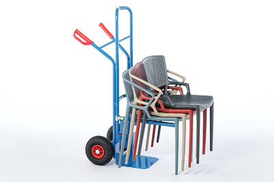 Mithilfe der Stuhltransportkarre können die Stühle leicht von a nach b transportiert werden
