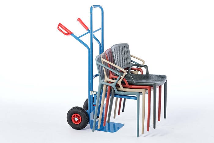 Mithilfe der Stuhltransportkarre können die Stühle leicht von a nach b transportiert werden