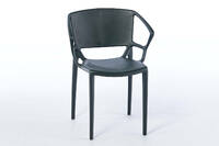 Durch die breite Sitz und Rückenfläche ist der Stuhl für jeden geeignet