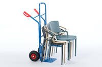 Mithilfe des Transportwagens können gelagerte Stühle leicht zu ihrem Einsatzort geschoben werden