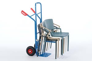 Mithilfe des Transportwagens können gelagerte Stühle leicht zu ihrem Einsatzort geschoben werden Mithilfe des Transportwagens können gelagerte Stühle leicht zu ihrem Einsatzort geschoben werden