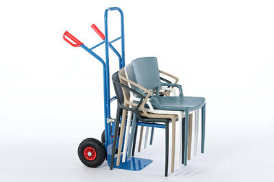 Mithilfe des Transportwagens können gelagerte Stühle leicht zu ihrem Einsatzort geschoben werden