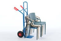 Mithilfe der Stuhltransportkarre können ganze Stapel transportiert werden
