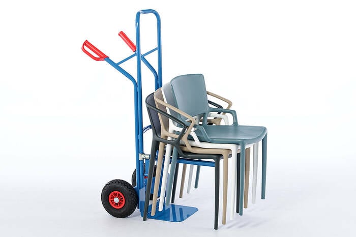 Mithilfe der Stuhltransportkarre können ganze Stapel transportiert werden