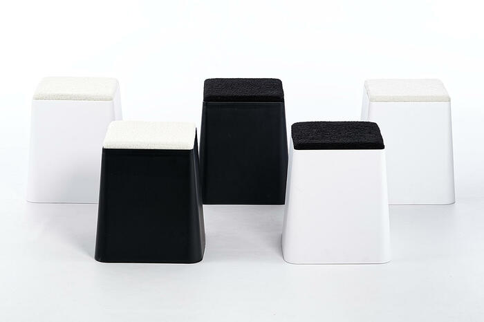 Die Kunststoffhocker können farblich mit den Polsterungen kombiniert werden