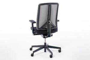 Die Rückenlehne ist bewegbar und kann auch in verschiedenen Stufen festgestellt werden