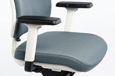 Die Sitzfläche lässt sich nach unten neigen