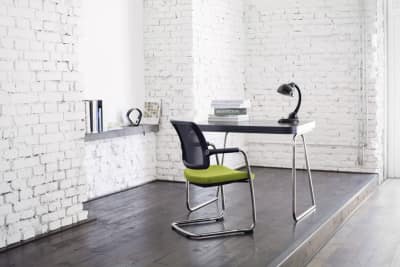 Passend konfiguriert passt sich der freischwingende Stuhl jede Räumlichkeit an