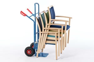 Die Stuhltransportkarre ist perfekt zum Transport der gestapelten Stühle